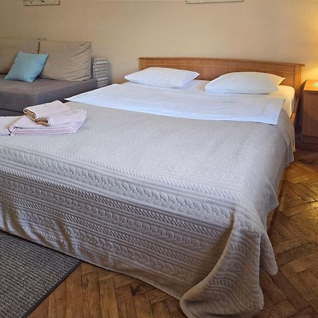 Home Hotel Apartments On Lva Tolstogo Kiev Dış mekan fotoğraf