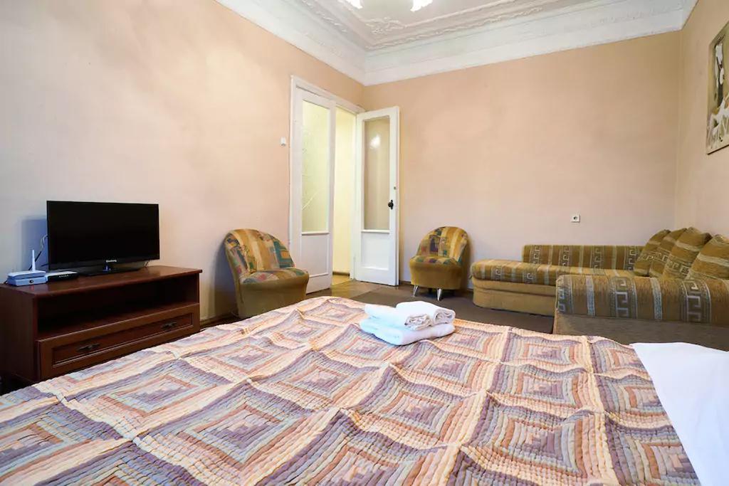 Home Hotel Apartments On Lva Tolstogo Kiev Dış mekan fotoğraf